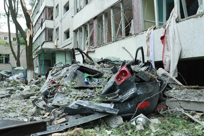 KIEV, 18 de junho de 2025 -- Detritos são fotografados perto de um prédio destruído após um ataque de mísseis russos em Kiev, Ucrânia, em 17 de junho de 2025.   Pelo menos 15 pessoas foram mortas e 75 outras ficaram feridas em ataques de mísseis e drones 