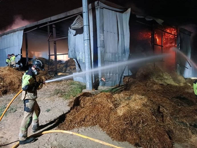 Bomberos del CEIS trabajan desde anoche en la extinción de un incendio en un almacén de balas de paja de Campos del Río