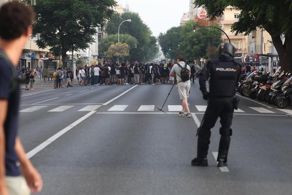 Trabajadores del metal se manifiestan por la avenida principal de Cádiz.