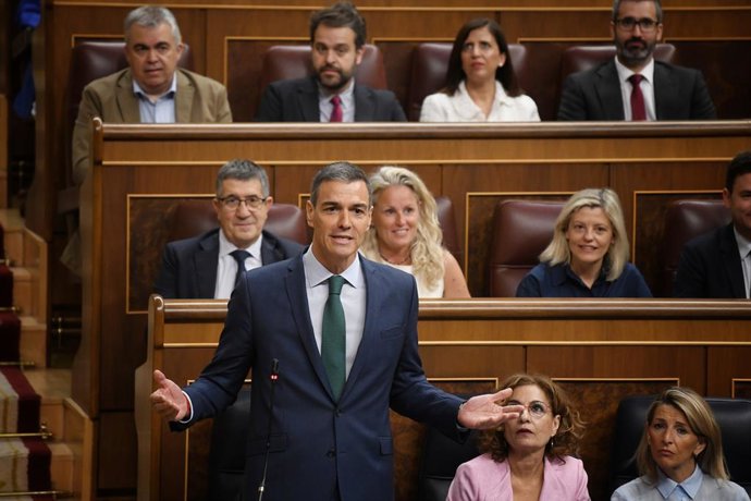 O Presidente do Governo, Pedro Sánchez, fala durante uma sessão de controle do governo no Congresso dos Deputados, em 11 de junho de 2025, em Madri (Espanha). O Presidente do Governo participa de sua primeira sessão de controle no Congresso dos Deputados 