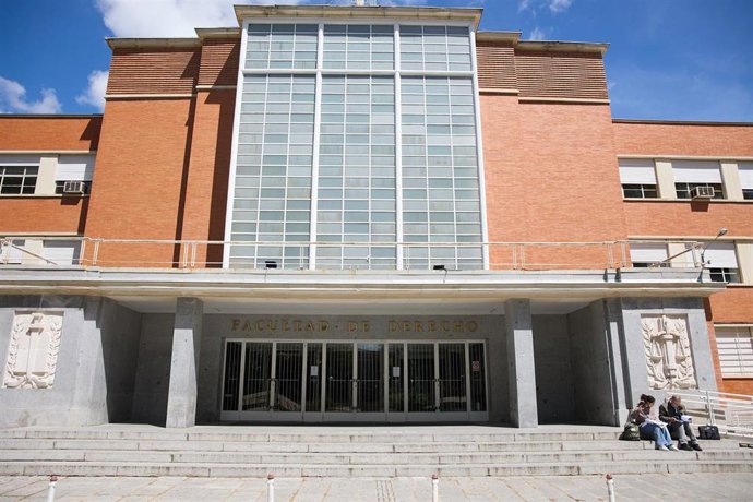 Archivo - Entrada a la Facultad de Derecho de la Universidad Complutense de Madrid, a 3 de mayo de 2024, en Madrid (España). 