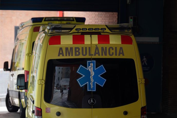 Archivo - Arxiu - Unes ambulàncies, a 16 de juliol de 2024, a Barcelona, Catalunya (Espanya).