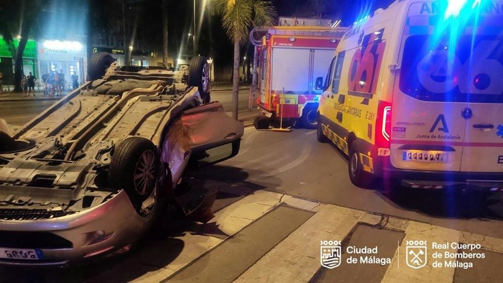 Efectivos de Bomberos y de Policía Local han intervenido este pasado martes por la noche en un accidente ocurrido en la avenida de la Aurora con el puente de las Américas, en Cruz de lHumilladero, en el que se han visto implicados dos vehículos.