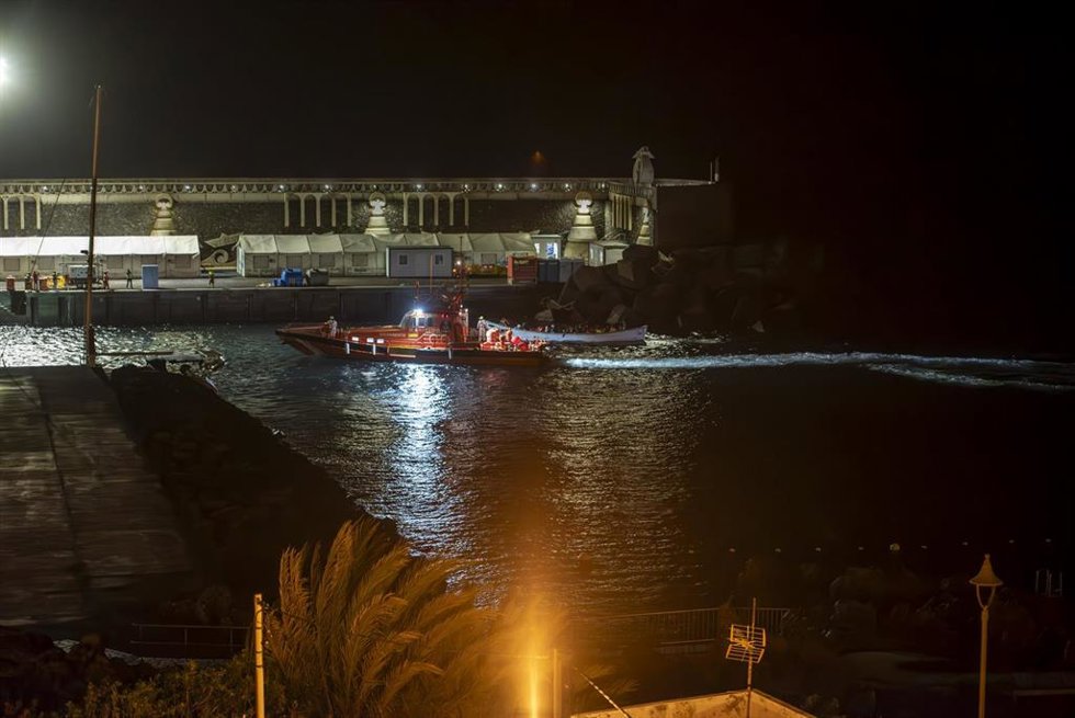 Archivo - Un cayuco llega por sus propios medios al Puerto de la Restinga, a 5 de diciembre de 2024, en El Hierro, Santa Cruz de Tenerife, Tenerife, Canarias (España). Ha tenido que salir la Salvamar ya que el viento los estaba empujando hacia las piedr