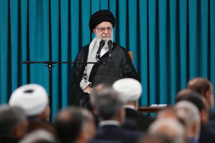 15 de junho de 2025, Teerã, Teerã, Irã, República Islâmica do: O líder supremo iraniano Ali Khamenei se reúne com o presidente e os representantes da 12ª sessão da Assembleia Consultiva Islâmica em Teerã, Irã, em 11 de junho de 2025