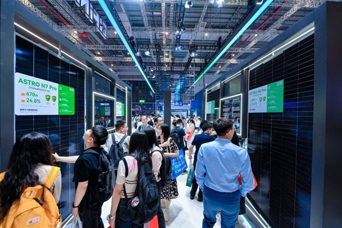 Visitors closely observe the photovoltaic module products on display at the Astronergy booth in SNEC 2025.