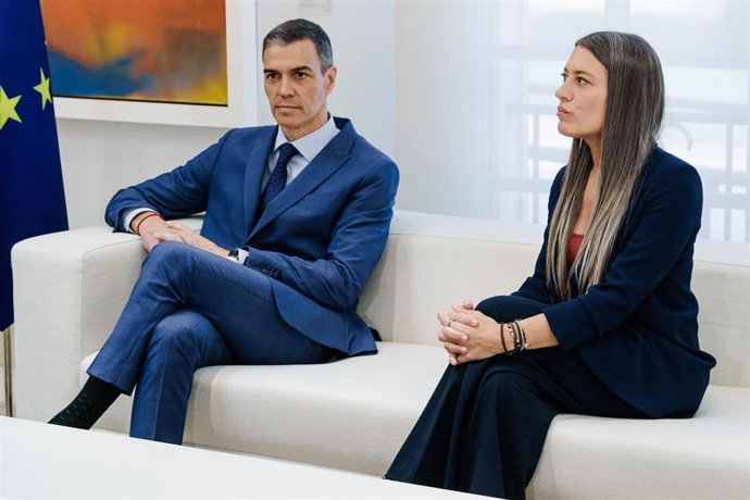 El presidente del Gobierno, Pedro Sánchez, y la portavoz del Grupo Parlamentario Junts, Miriam Nogueras, durante un encuentro, en el Palacio de La Moncloa, a 17 de junio de 2025, en Madrid (España).