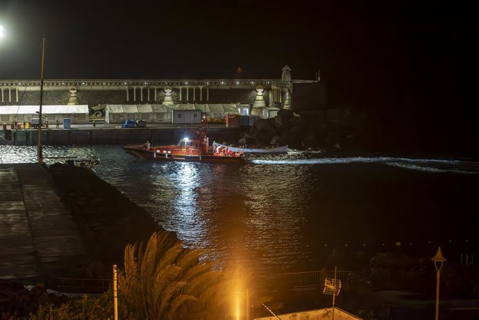 Archivo - Un cayuco llega por sus propios medios al Puerto de la Restinga, a 5 de diciembre de 2024, en El Hierro, Santa Cruz de Tenerife, Tenerife, Canarias (España). Ha tenido que salir la Salvamar ya que el viento los estaba empujando hacia las piedras