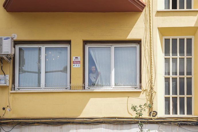 Una dona apuntada a la finestra de la casa de l'exministre de Transports José Luis Ábalos durant un escorcoll per part de l'UCO