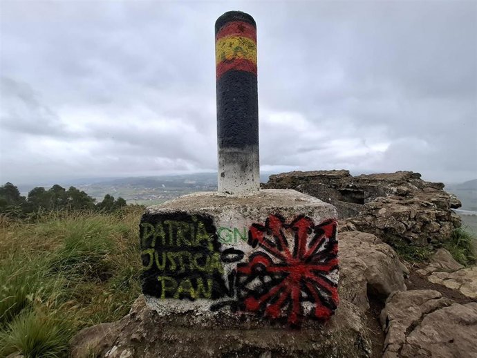 Pintadas de "símbolos falangistas" en el vértice geodésico de la cumbre del monta de La Picota