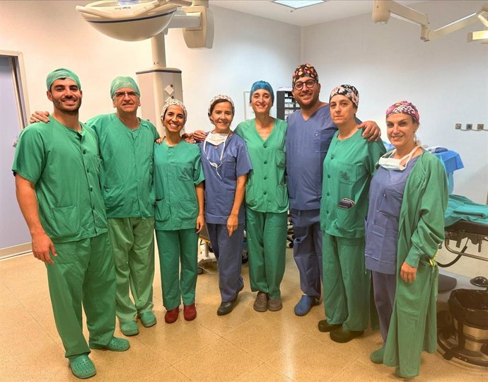 La jefa de Ginecología del Hospital San Juan de Dios del Aljarafe, María Luisa Franco Márquez (la cuarta por la izquierda), con profesionales del servicio en un quirófano.