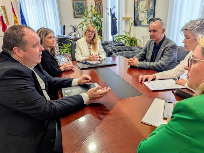 La delegada del Gobierno en Cantabria, Eugenia Gómez de Diego, ha mantenido un encuentro con representantes de la Asociación PAISAJE, entidad cántabra dedicada a la prevención del suicidio y el apoyo a personas en duelo y supervivientes