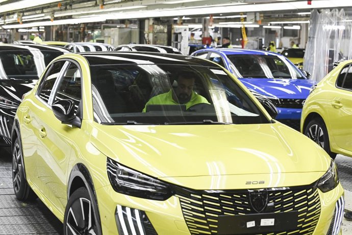 Archivo - Un coche, en la planta de Stellantis en Figueruelas (Zaragoza).