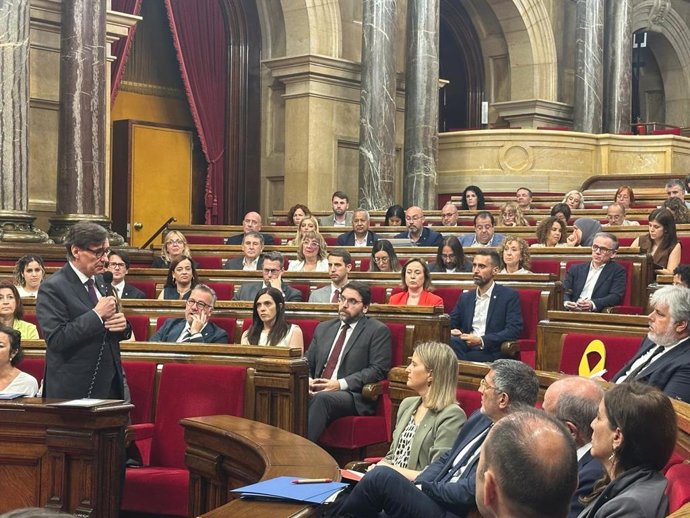 El presidente de la Generalitat, Salvador Illa, interviene en el pleno del Parlament