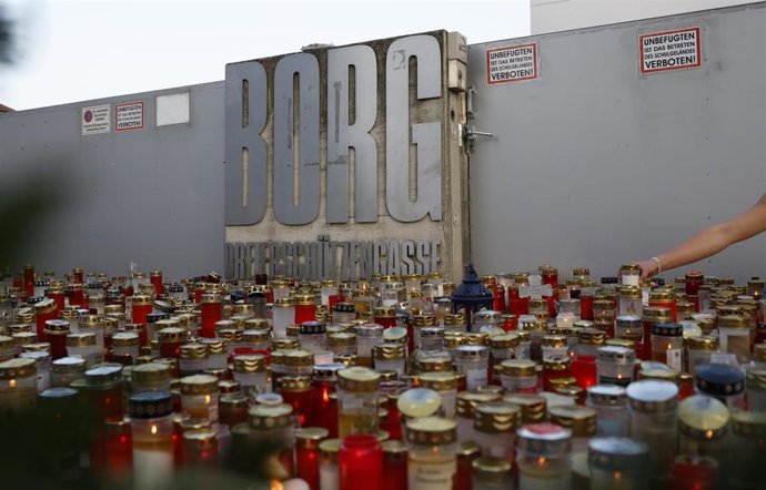 Velas a las puertas de la escuela de Graz donde murieron asesinadas diez personas