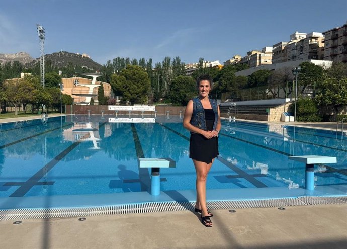 La concejala de Deportes, Beatriz López, en la piscina de La Salobreja.