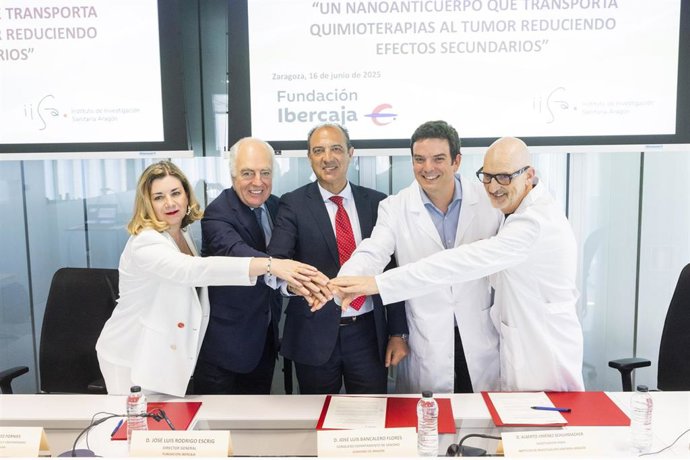 Firma del convenio entre el Instituto de Investigación Sanitaria de Aragón y Fundación Ibercaja para desarrollar el proyecto 'Sara'.