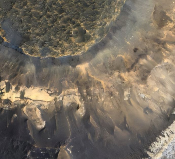Una meseta rica en arcilla en la cuenca Hellas de Marte. El color azul cerca del borde corresponde a arcillas con contenido de aluminio. El color rojo anaranjado debajo corresponde a arcillas con contenido de hierro y magnesio.