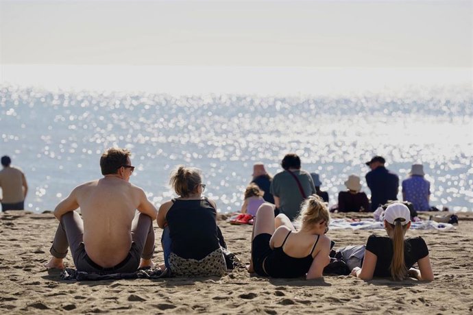 Archivo - Un grupo de personas en una playa, en una imagen del archivo.