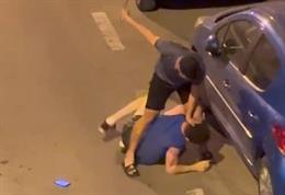 Captura del vídeo en el que un hombre intenta agredir con un cuchillo a otro en medio de una reyerta en la vía pública de Ciempozuelos