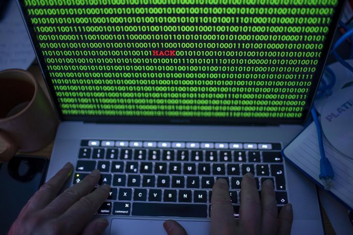 Archivo - Arquivo - Fotografia de recurso de uma tela de computador onde se lê 'hacking'.