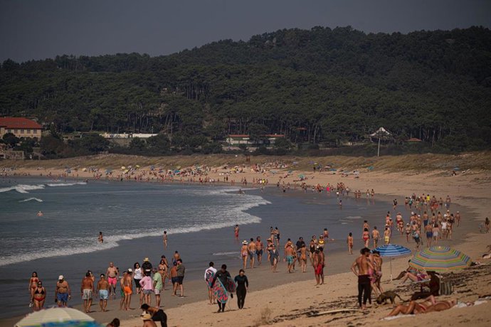 Archivo - Bañistas en la playa, a 8 de octubre de 2023, en Pontevedra, Galicia.
