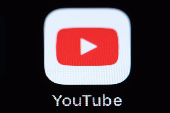 Archivo - FILED - 08 March 2022, Baden-Wuerttemberg, Rottweil: The YouTube application icon displayed on an iPhone SE. Photo: Silas Stein/dpa