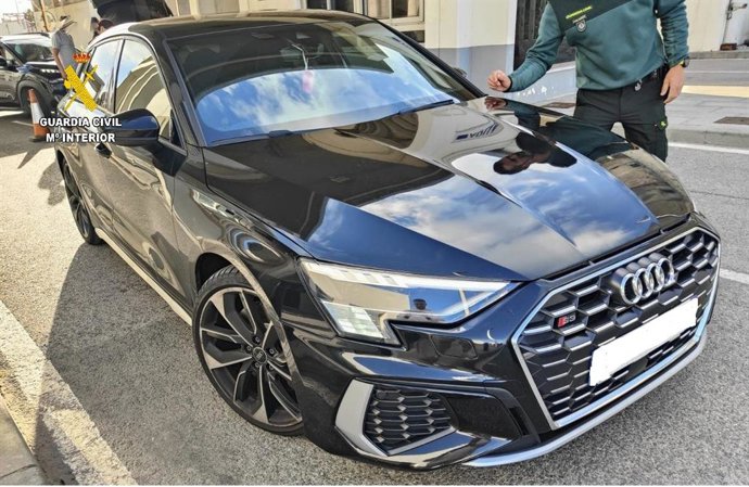 Uno de los vehículos robados recuperados en el puerto de Tarifa.