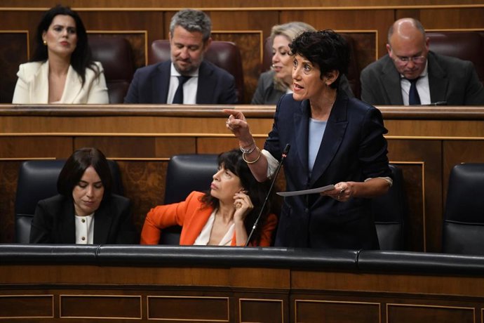 La ministra de Inclusión, Seguridad Social y Migraciones, Elma Saiz, interviene durante una sesión de control al Gobierno, en el Congreso de los Diputados, a 11 de junio de 2025, en Madrid (España).