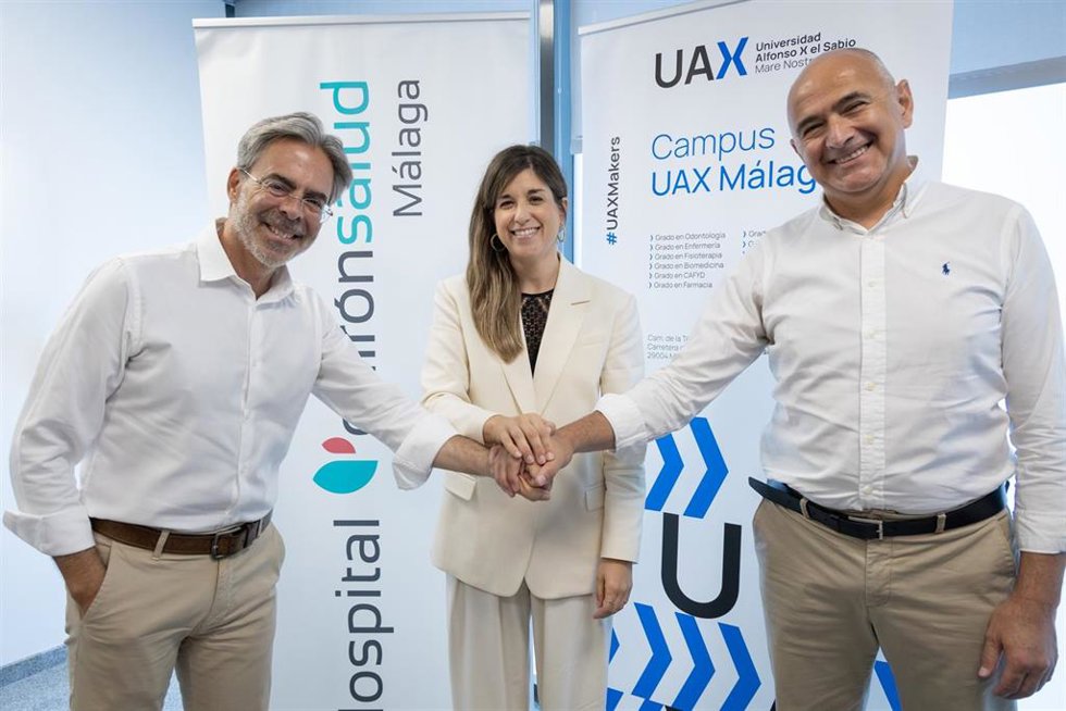 Aida Suárez Barrientos, decana de la Facultad de Ciencias Biomédicas y de la Salud de UAX; Rafael Ceballos Atienza, decano de la Facultad de Ciencias Biomédicas, Salud y Deporte de UAX; y Tomás Urda Valcárcel, director gerente de Quirónsalud Málaga