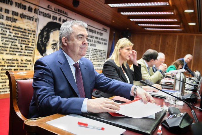 Archivo - El diputado del PSOE, Santos Cerdán (1i), comparece durante la Comisión de Investigación sobre los contratos públicos realizados durante la pandemia de covid-19, en el Senado, a 30 de abril de 2024, en Madrid (España). 
