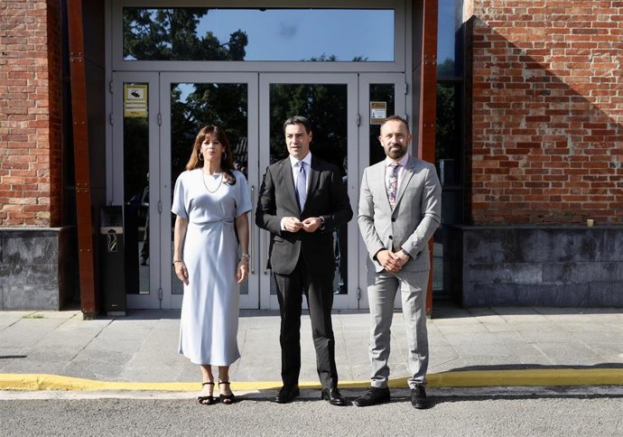 Pradales ha presidido este miércoles en el edificio "La Azucarera", en Vitoria-Gasteiz, el acto del décimo aniversario de la Ley Vasca de Vivienda, junto al consejero de Vivienda y Agenda Urbana, Denis Itxaso