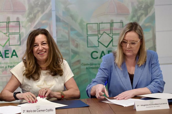 La consejera de Desarrollo Educativo y Formación Profesional, María del Carmen Castillo, (i)  y la presidenta de la Confederación Andaluza de Empresarios de Alimentación y Perfumería (CAEA), Virginia González (d) durante la firma del protocolo. 