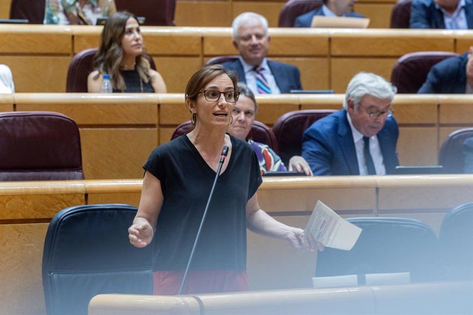 A Ministra da Saúde, Mónica García, fala durante uma sessão plenária no Senado, em 17 de junho de 2025, em Madri (Espanha). Esta é a primeira sessão de controle no Senado que o governo de coalizão enfrenta após a crise no PSOE sobre a