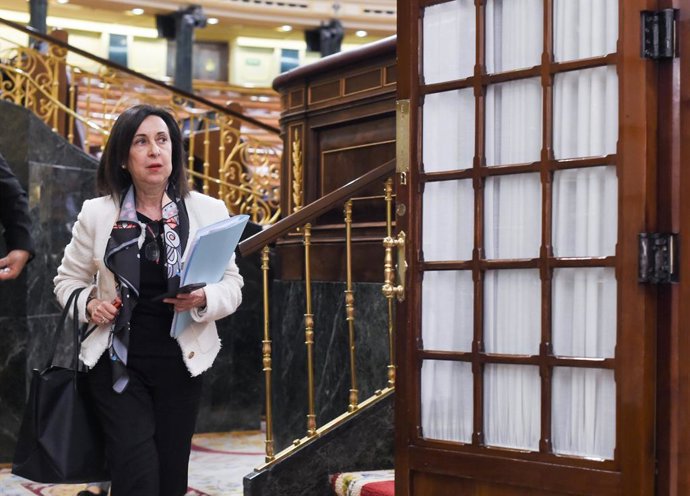 Archivo - La ministra de Defensa, Margarita Robles, a su salida de una sesión plenaria, en el Congreso de los Diputados, a 29 de marzo de 2023, en Madrid (España).  La ministra de Defensa comparece para explicar la ayuda militar de España a Ucrania y la d