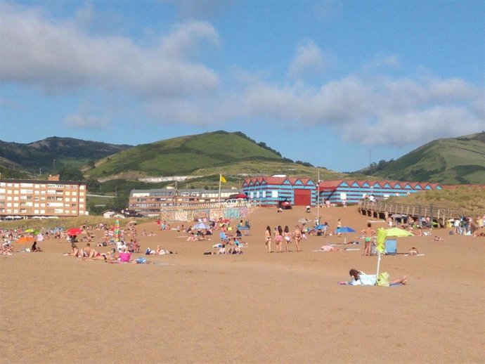 Archivo - Playa vizcaína con bandera amarilla (archivo).