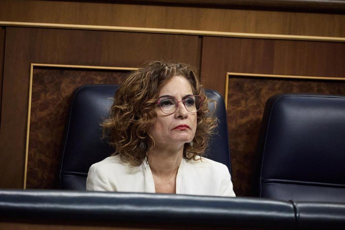 La vicepresidenta primera y ministra de Hacienda, María Jesús Montero, durante una sesión de control al Gobierno, en el Congreso de los Diputados.