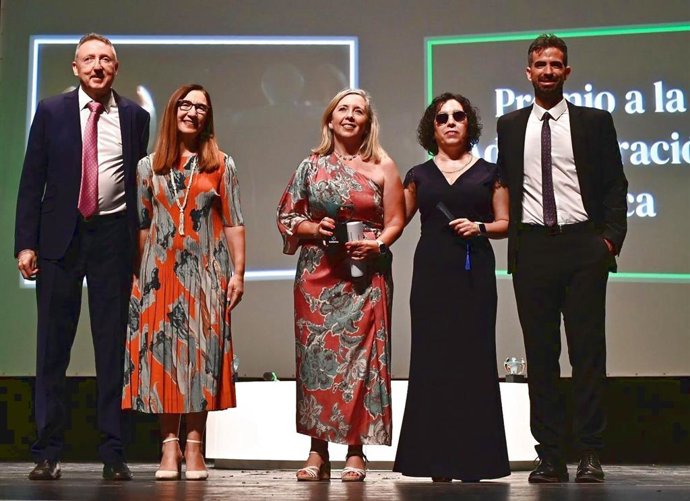 A la izquierda el delegado de la ONCE, Cristóbal Martínez; acompañado de la jefa de Servicio de Ginecología y Obstetricia, Rosa Ostos; la directora gerente del hospital, Inmaculada Vázquez; Isabel Viruet, y del jefe de Pediatría, Juan Diego Carmona.