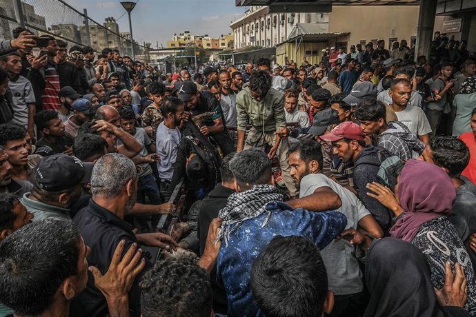 Palestinos heridos y asesinados son trasladados en Khan Yunis al Hospital Nasser tras un ataque israelí cerca de un punto de distribución de ayuda humanitaria