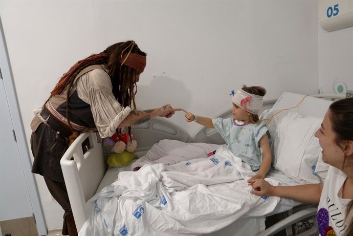 O ator Johnny Depp surpreende os pacientes com câncer do Niño Jesús com uma visita do verdadeiro Jack Sparrow