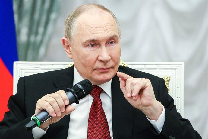 RÚSSIA, MOSCOU - 12 DE JUNHO DE 2025: O presidente da Rússia, Vladimir Putin, fala durante uma reunião com os participantes do programa Time of Heroes no Kremlin,Imagem: 1010045806, Licença: Rights-managed, Restrições: * Direitos da Suíça e da Rússia não 