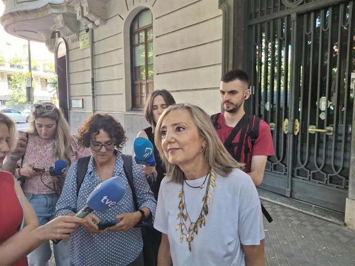 La presidenta de UPN, Cristina Ibarrola, atiende a los medios de comunicación.
