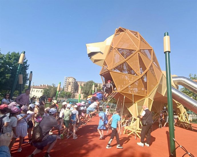 Juego infantil con forma de león gigante en la explanada Pendones Leoneses de León capital.