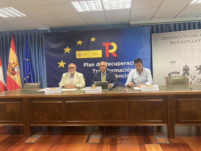 Francisco Rodríguez Mulero (i), Jacinto Canales y Juan Mateo Rodríguez, durante la rueda de prensa.