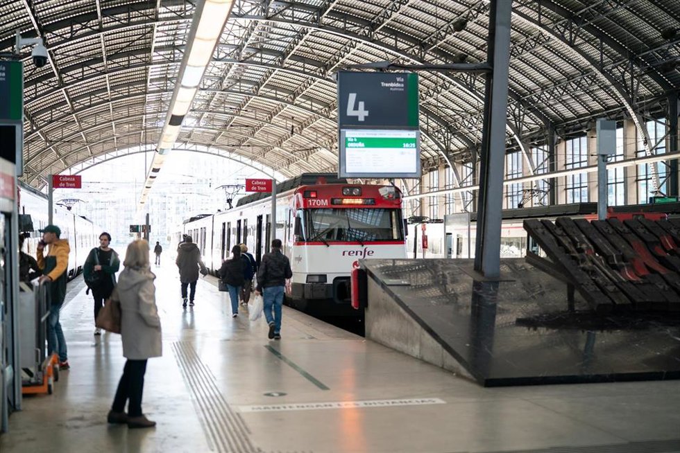 Archivo - Andenes de Cercanías de la Estación de Abando-Indalecio Prieto, a 28 de noviembre de 2024, en Bilbao, Vizcaya, País Vasco (España).