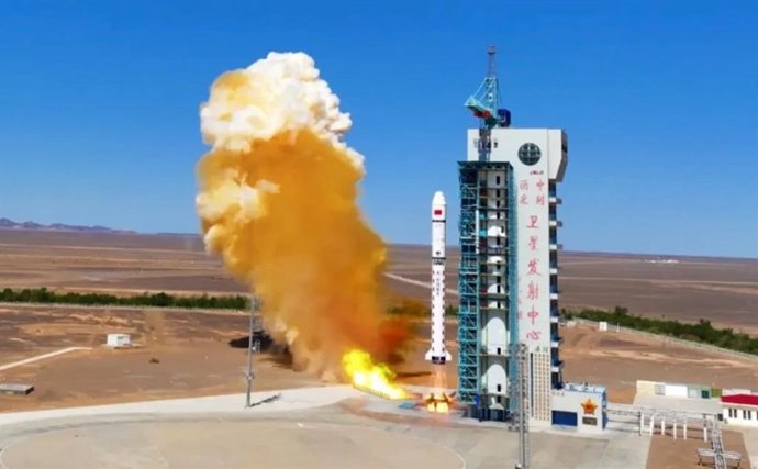 Um foguete Longa Marcha 2D decola do Centro de Lançamento de Satélites de Jiuquan, no noroeste da China, transportando o satélite CSES-2 (Zhangheng-2) em 14 de junho de 2025.