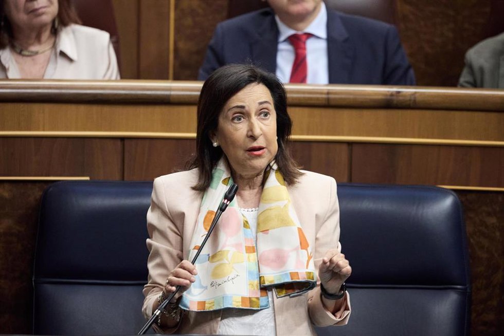 La ministra de Defensa, Margarita Robles, interviene durante una sesión de control al Gobierno, en el Congreso de los Diputados, a 18 de junio de 2025, en Madrid (España). 