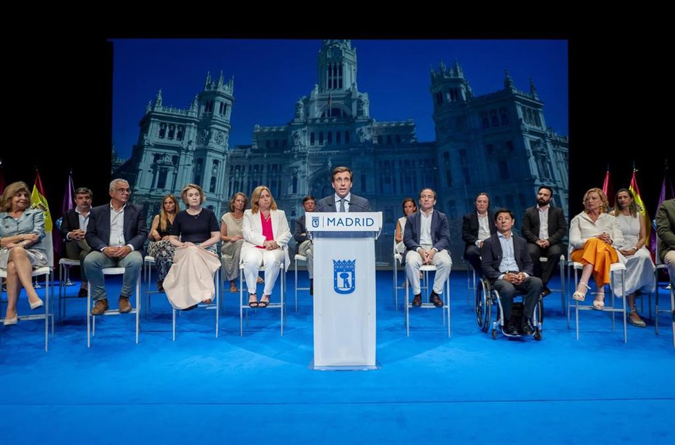 El alcalde de Madrid, José Luis Martínez-Almeida, acompañado por la vicealcaldesa, Inma Sanz, y todos los miembros del Gobierno municipal, hace balance de la actividad durante los dos primeros años de mandato