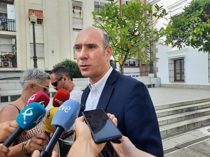 El portavoz del PP de Extremadura, José Ángel Sánchez Juliá, en declaraciones a los medios
