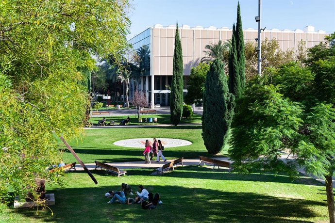 Archivo -  Alumnes caminant enfront d'escut en jardí de l'Àgora. Biblioteca Central, bancs.